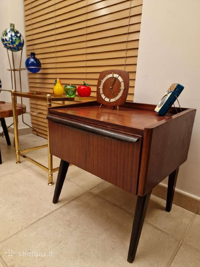 Vintažinė mid century raudonmedžio spintukė