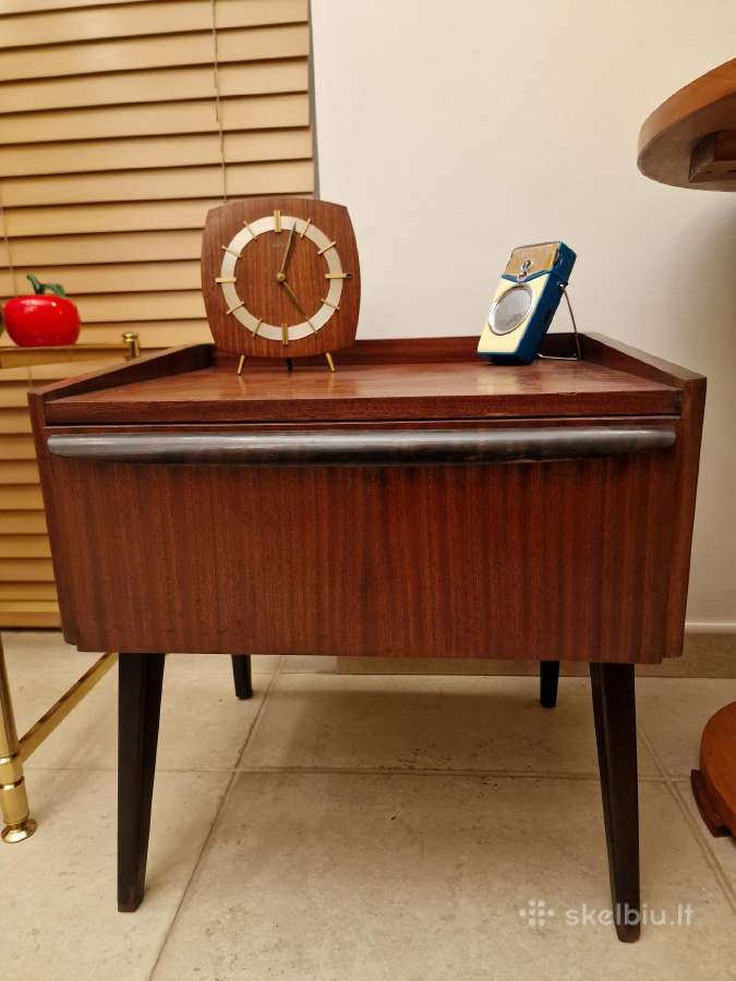 Vintažinė mid century raudonmedžio spintukė - nuotraukos Nr. 3