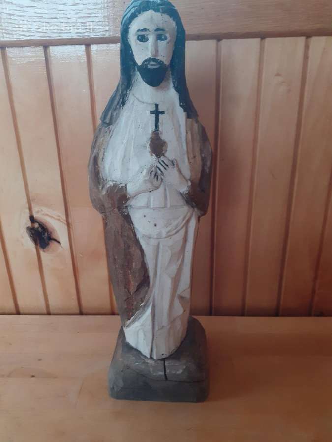 Sena medinė liaudiška Kristaus statulėlė.