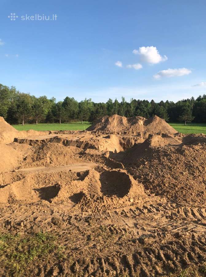 Priimam gruntą, molį, augalinį kitą.