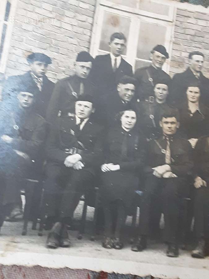 Foto Raguva Panevežio raj. Sėdi seniunas - nuotraukos Nr. 3