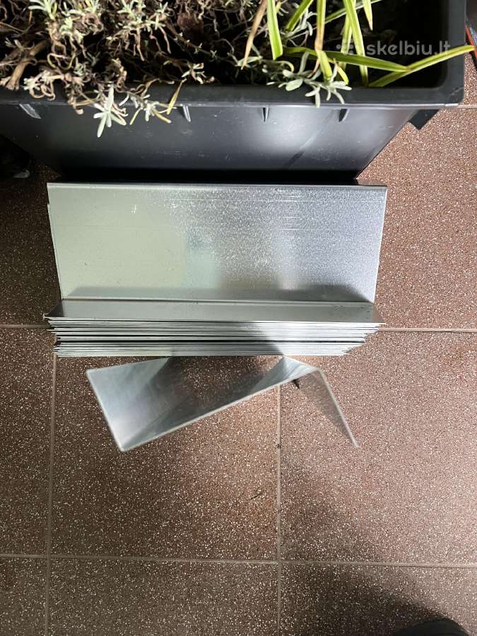 Parapetų skardos laikikliai Zetai