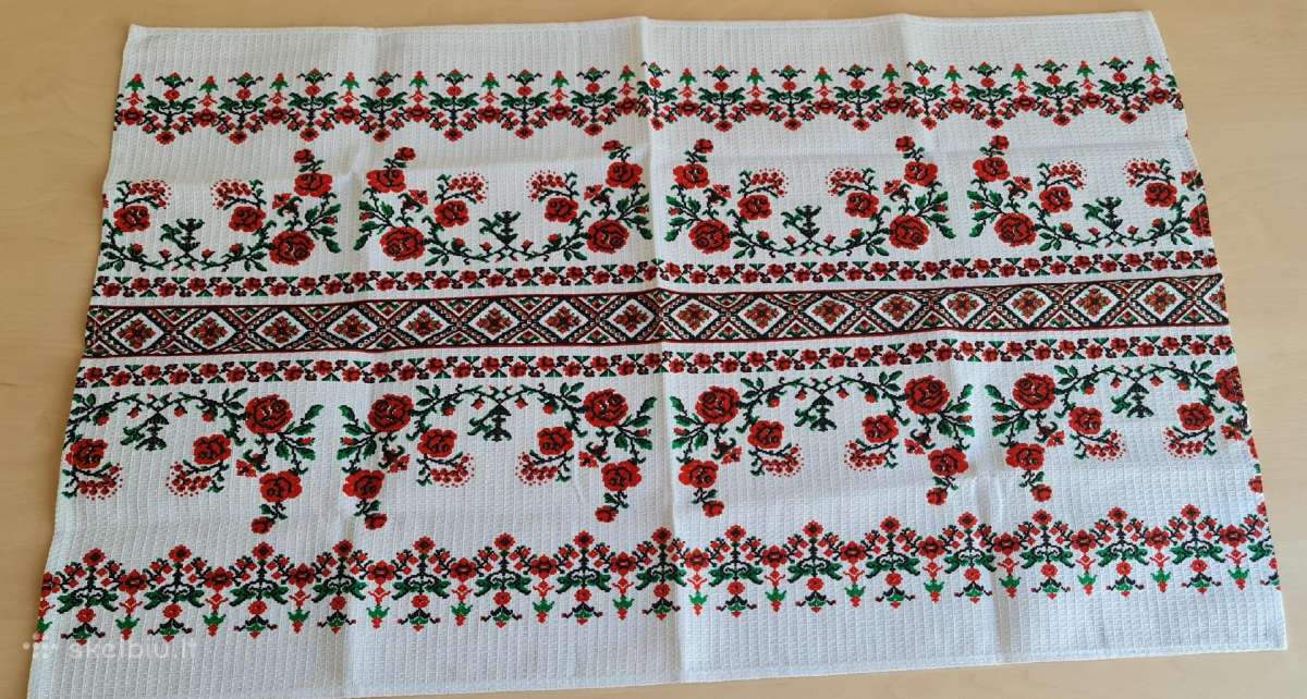 Vaflinis rankšluostis su ukrainietišku ornamentu