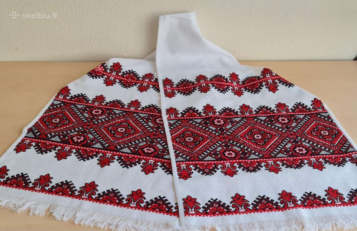 Rankšluostis рушник su ukrainietišku ornamentu