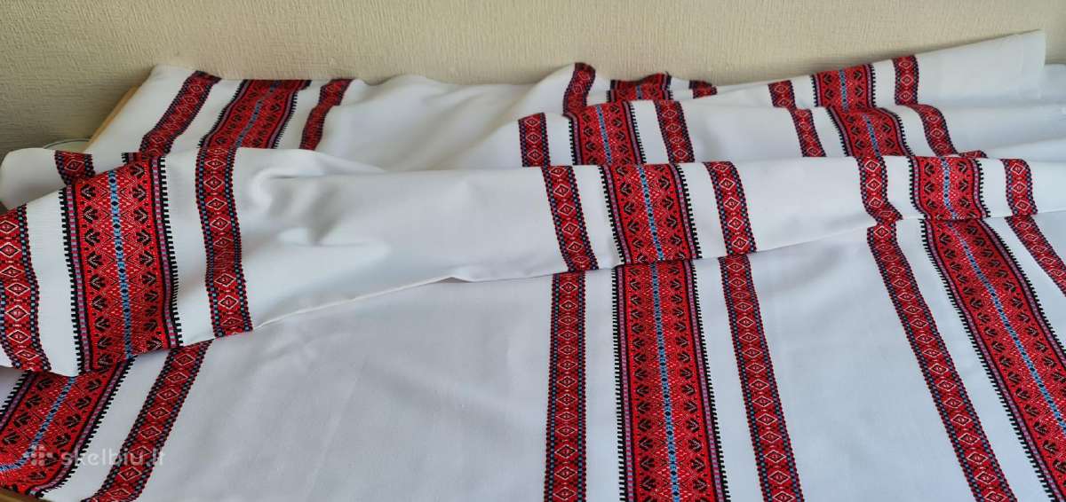 Audinys 140/215 su ukrainietiškų ornamentų