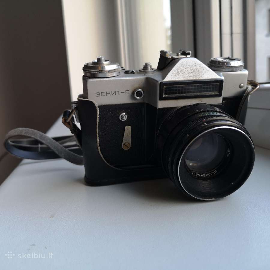 Antikvarinis fotoaparatas Zenit-e ir blykstė