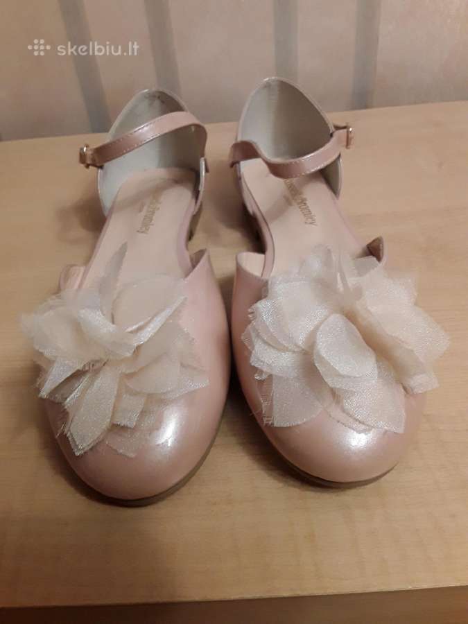 Russell and Bromley pelenų rožės basutės
