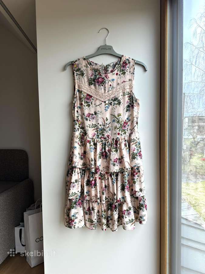 Rausva gėlėta suknelė