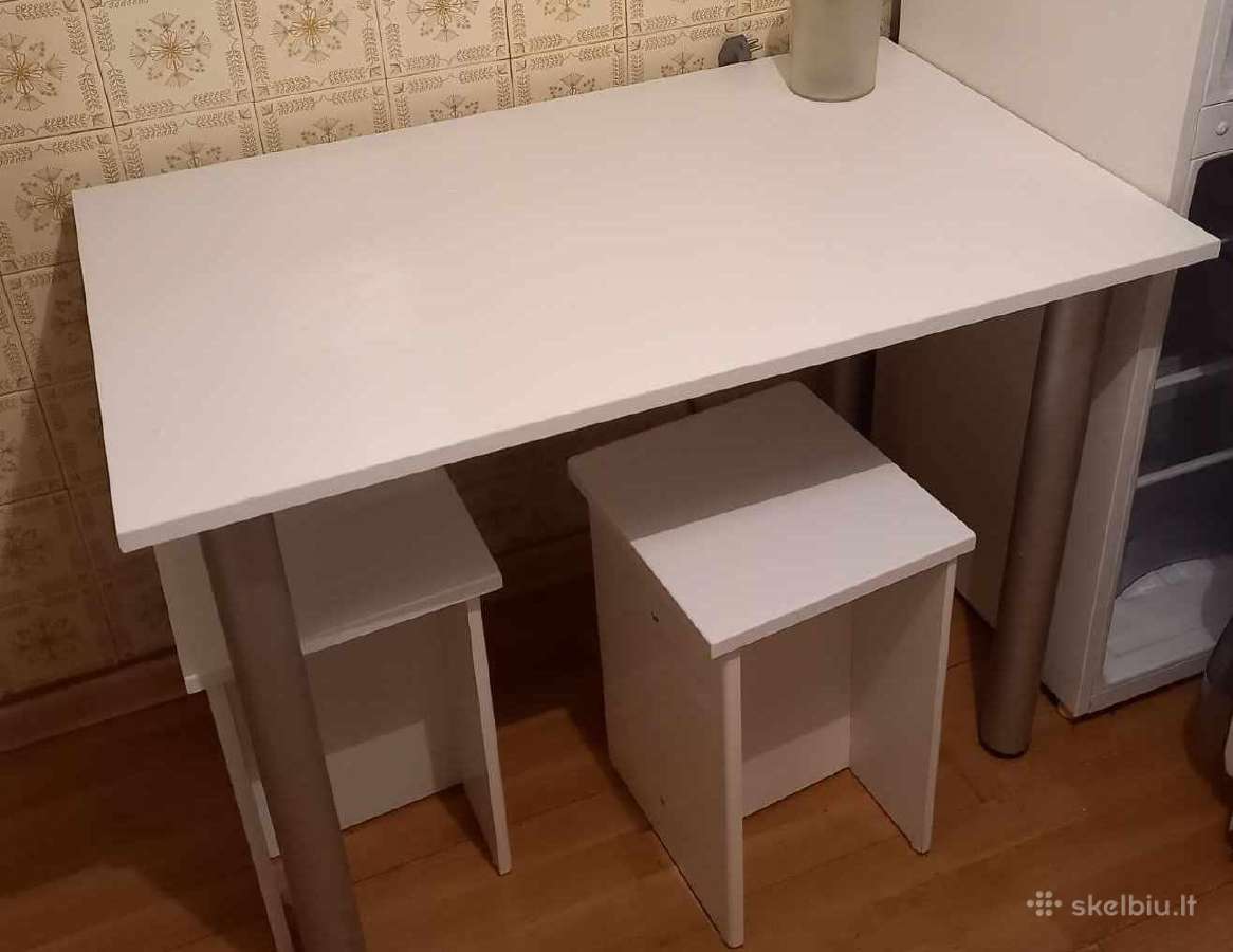 Virtuvės stalas su kėdėmis