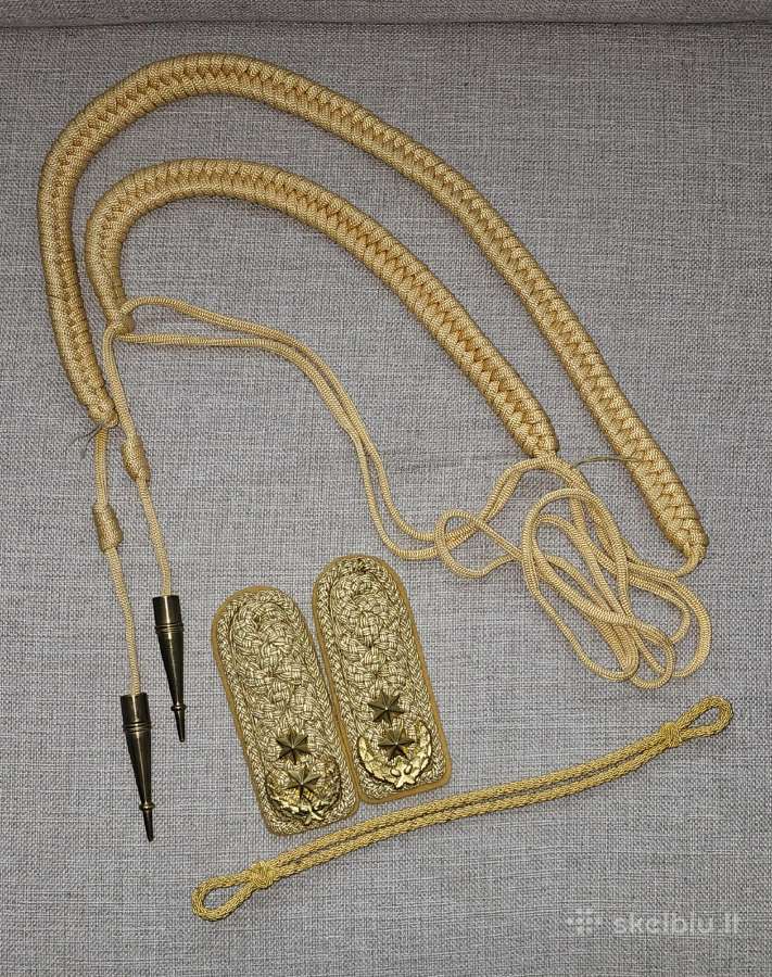 Ankstyvieji karininko aksesuarai.