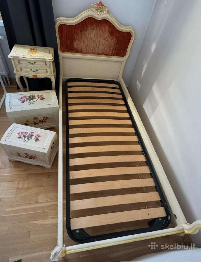 Mergaitiškas miegamojo baldų komplektas