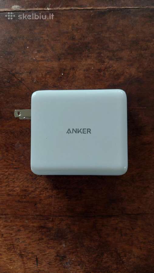 Power bankas Anker su laidais.