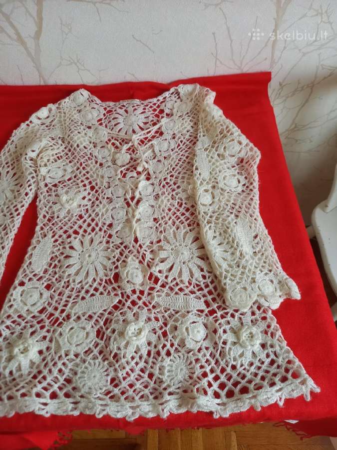 Baltas vilnonis mergztinis