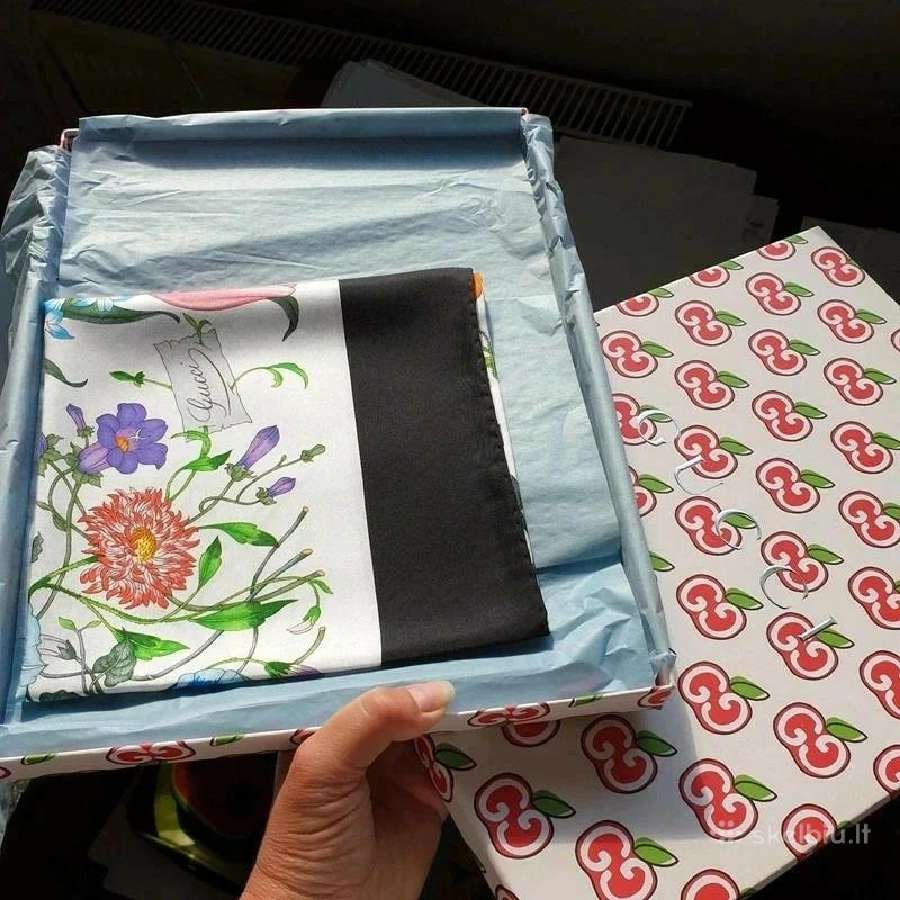 Šilkinė gėlėta Gucci skarelė