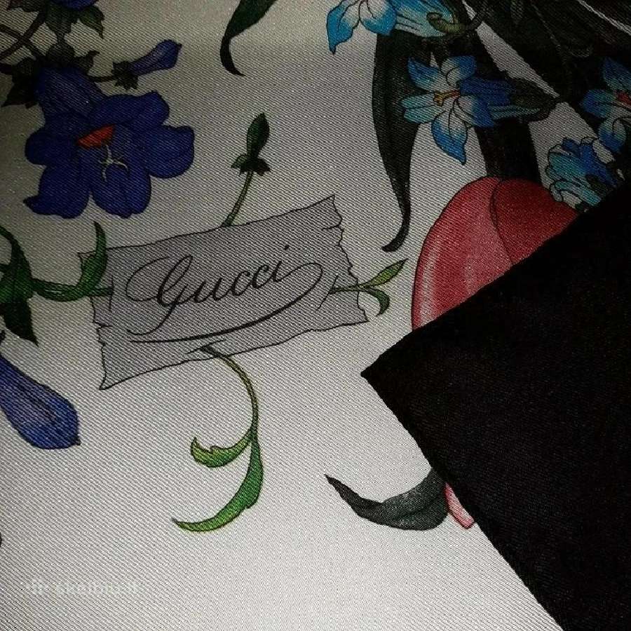 Šilkinė gėlėta Gucci skarelė - nuotraukos Nr. 4