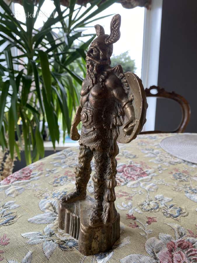 Įspūdinga bronzinė Vikingo skulptūra