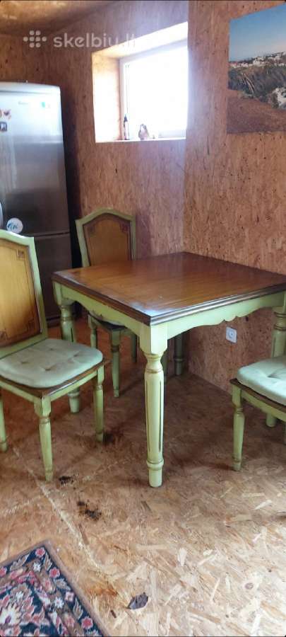 Stalas su trim kėdėm