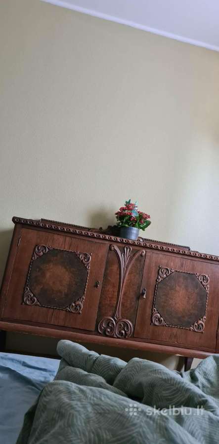 Parduodama senovinė medžio masyvo komoda
