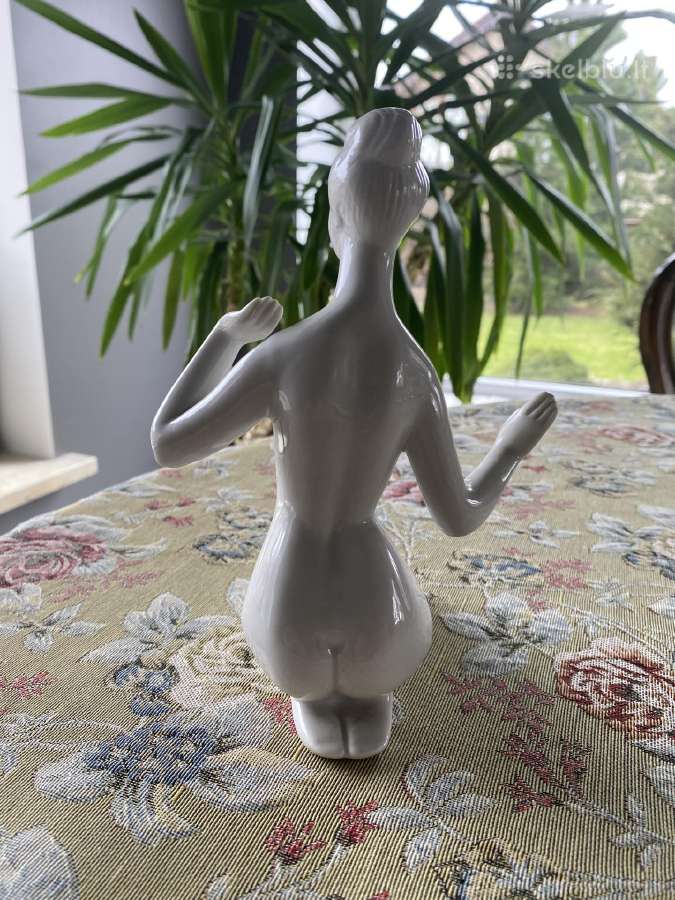 Porcelianinė moters skulptūrėlė - nuotraukos Nr. 3