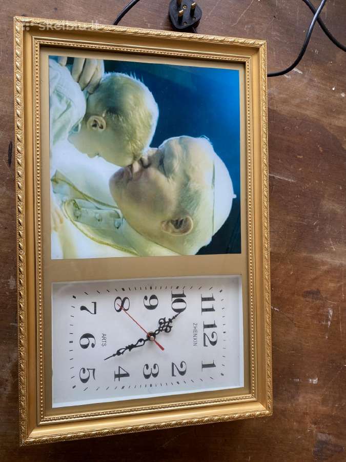 Šv. Popiežiaus paveikslas, laikrodis.