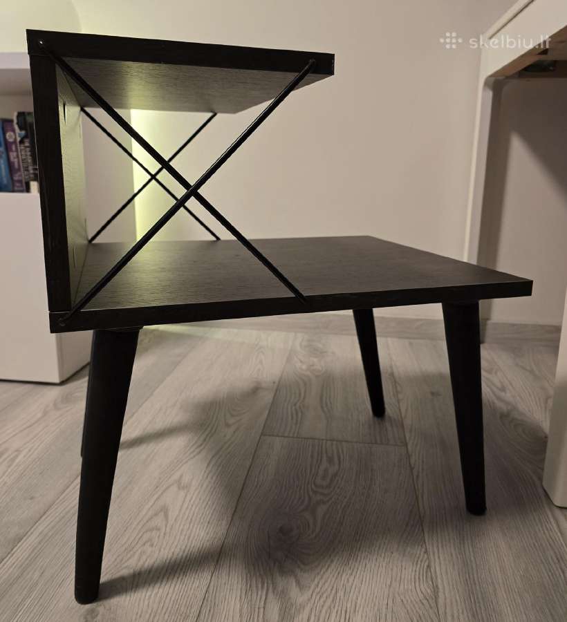 Modernus minimalistinis naktinis staliukas