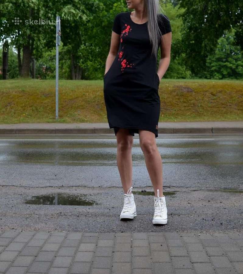 Juoda suknelė su gelytėm siuvinėta