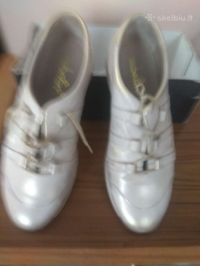 Pigiai parduodu moter.batus,beveik nauji
