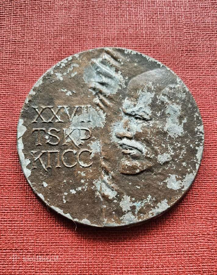 Vintažinis pakabinamas medalis.