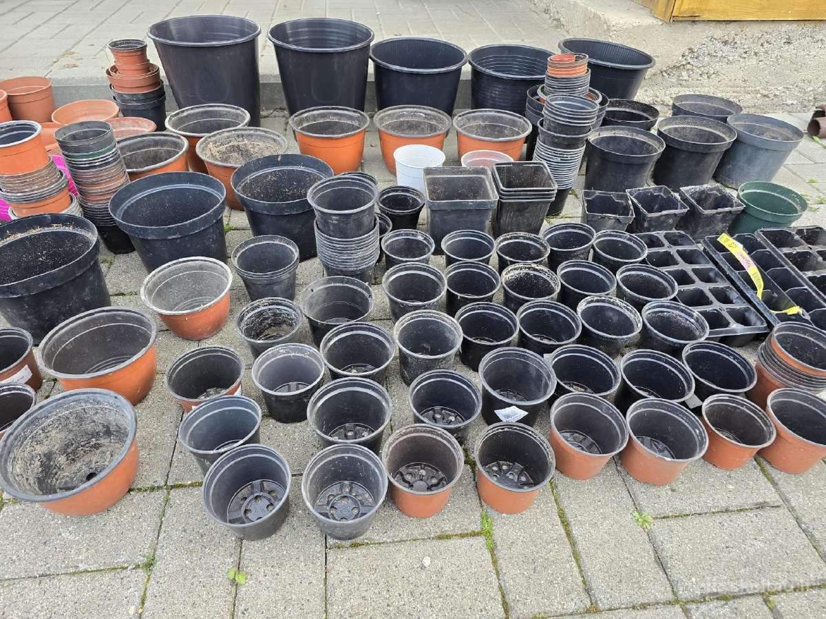 Labai daug plastikinių vazonų
