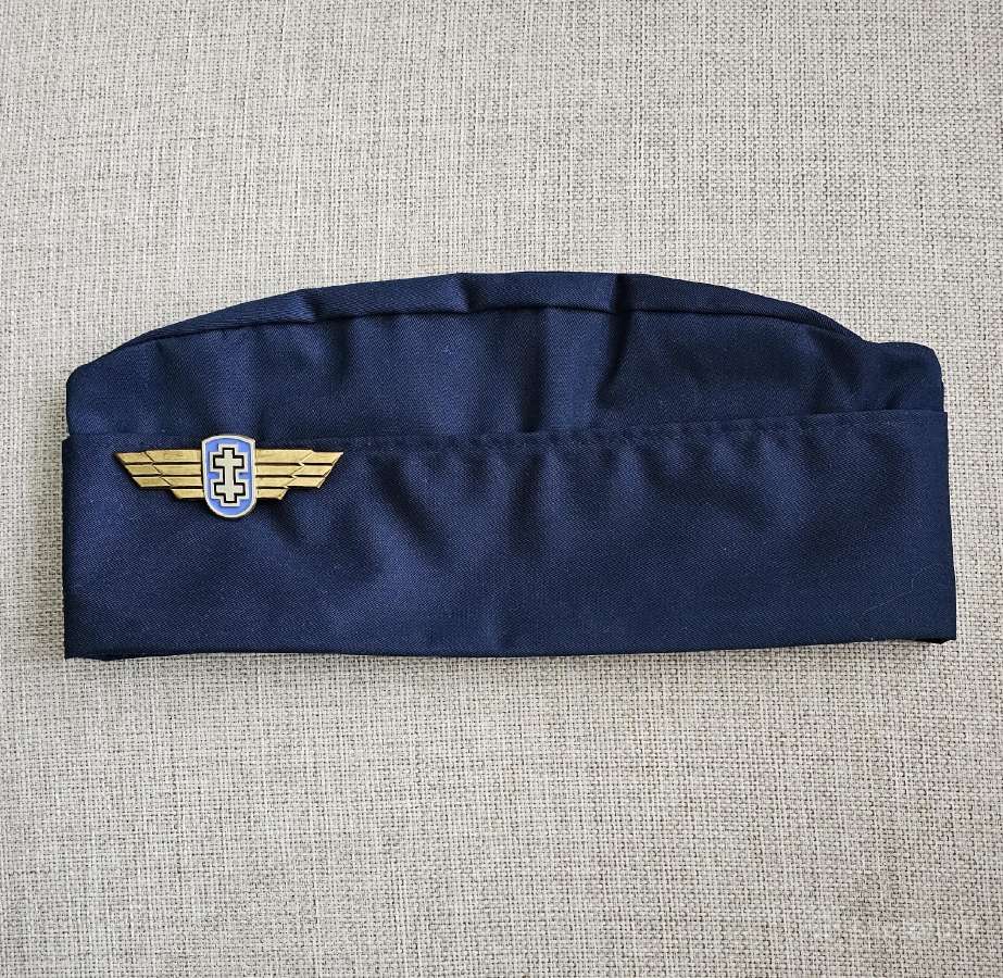 Kop pilotė su kokarda.