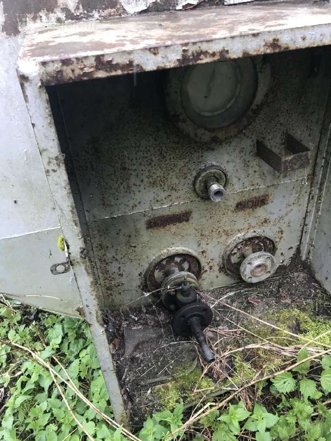 Metaline backa nuo angliarugstes