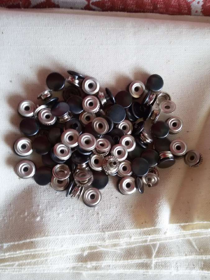 Kniedės rūbams iš 4-ių dalių