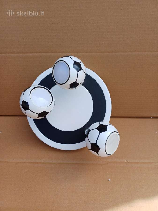 Šviestuvas su fotbolo kamuoliais
