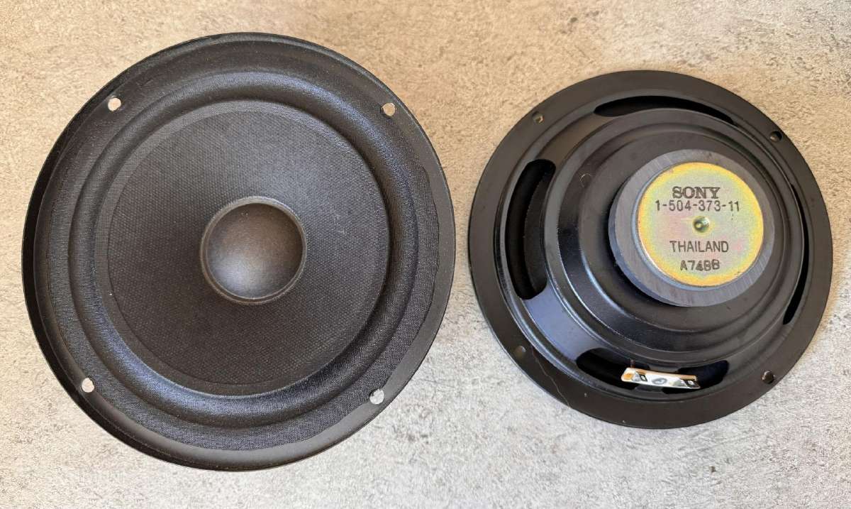 Sony garsiakalbiai 17cm.