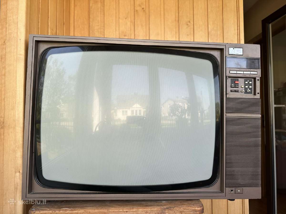 Senovinis Philips televizorius mediniame rėme