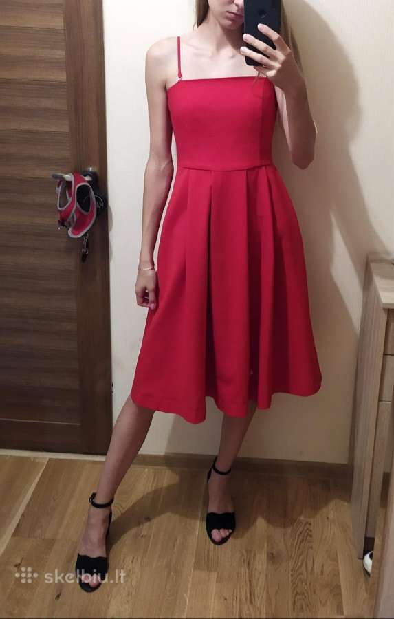 Raudona proginė suknelė