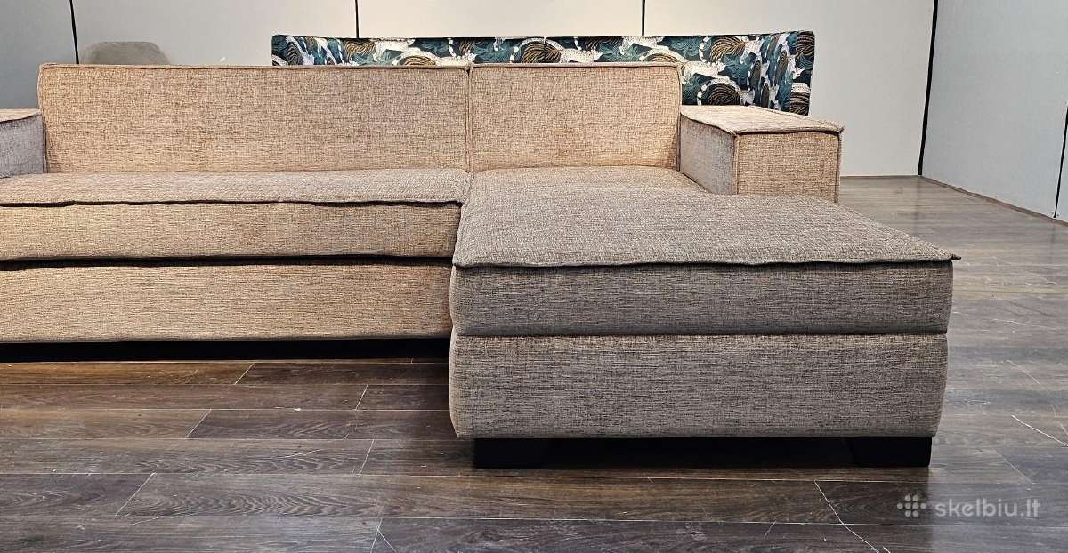 Kampinė sofa su miegama dalimi bei dėže patalynei.