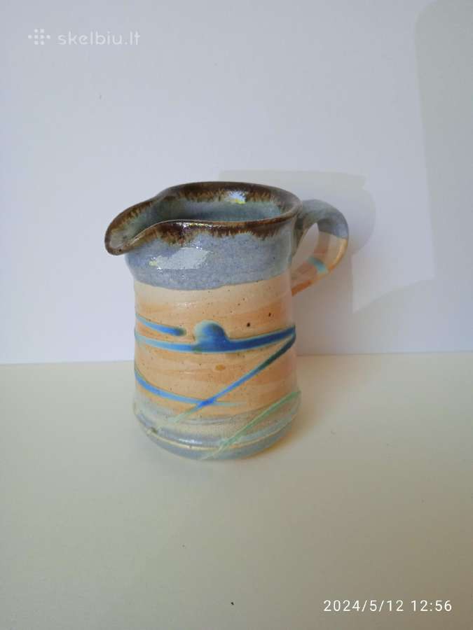 Ąsotelis maža vazelė, aukštis 9cm. plotis 7 cm.