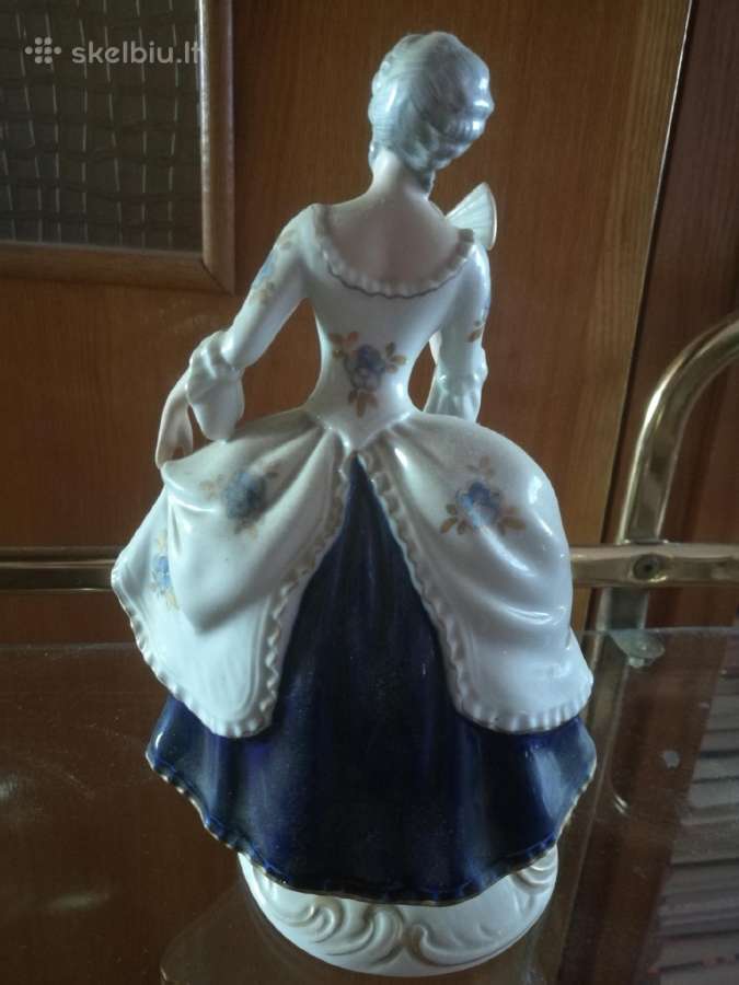 Statulele moteris su veduokle