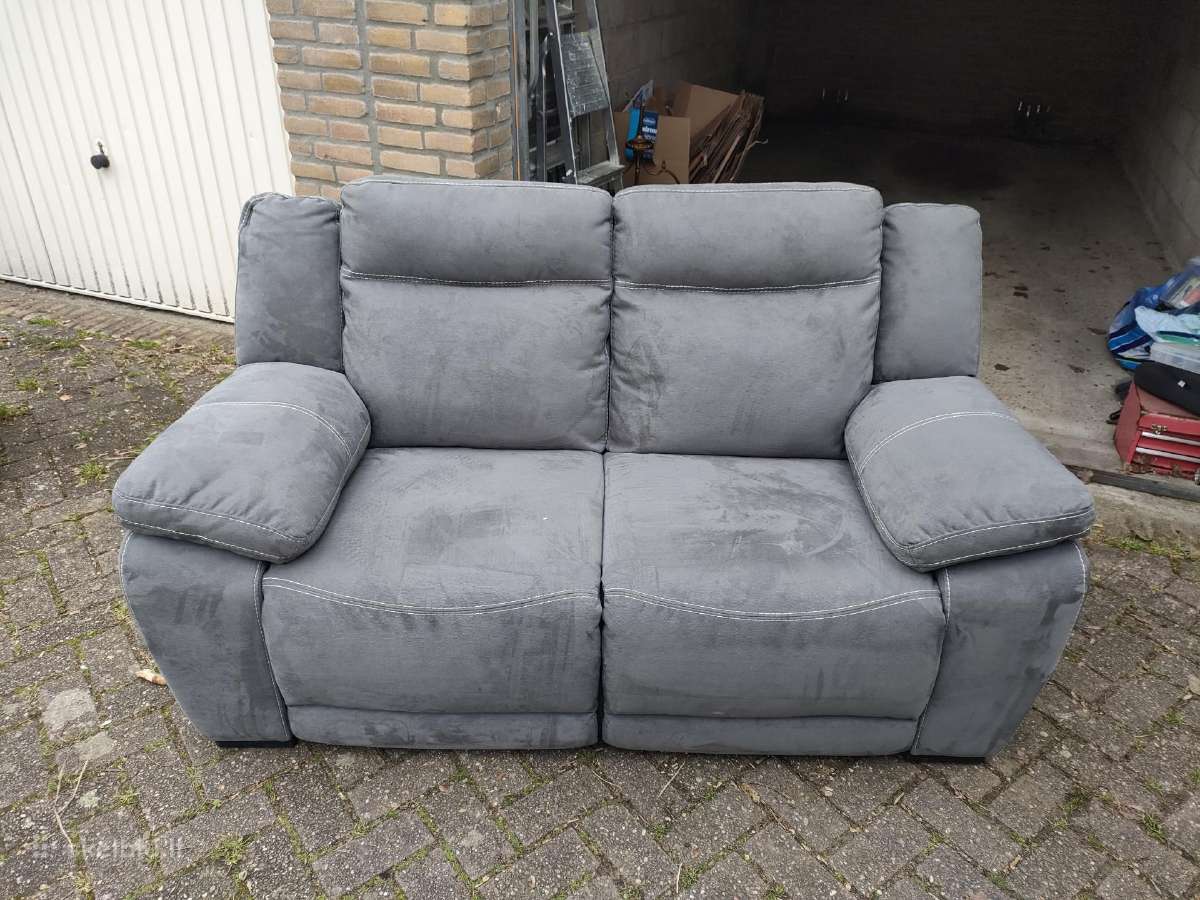 Dvisedis. Sofa. Neiskleidziama.
