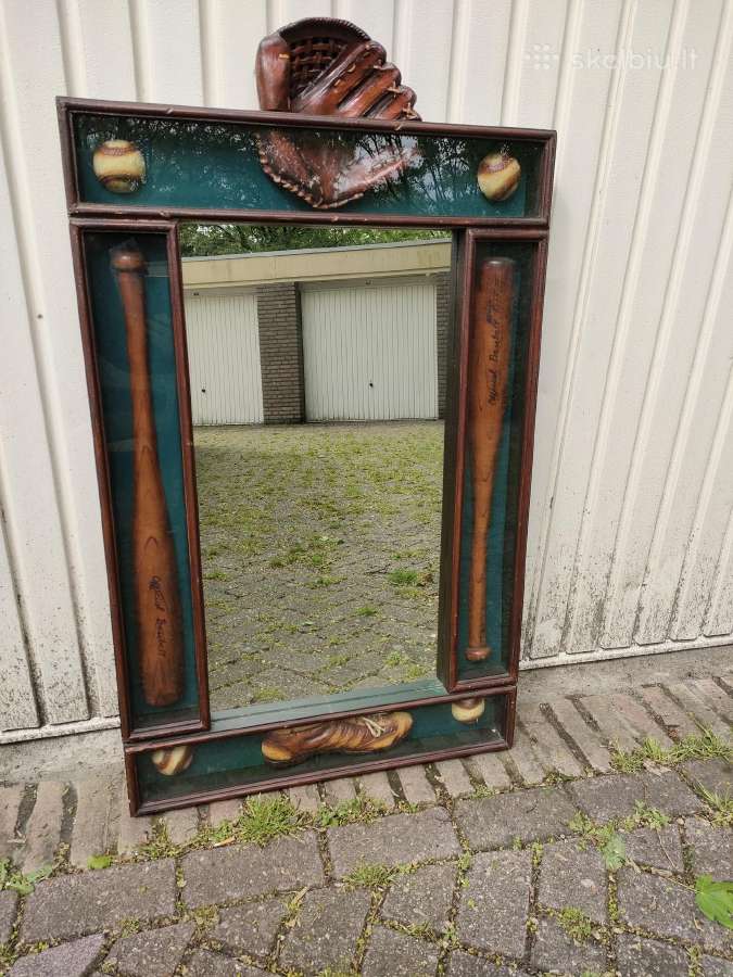 Veidrodis su beisbolo tematika.
