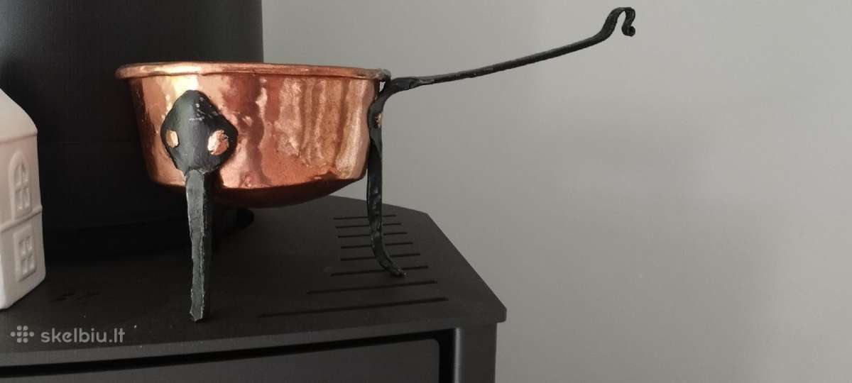 Vintažinis indas ant trijų kojelių su rankena