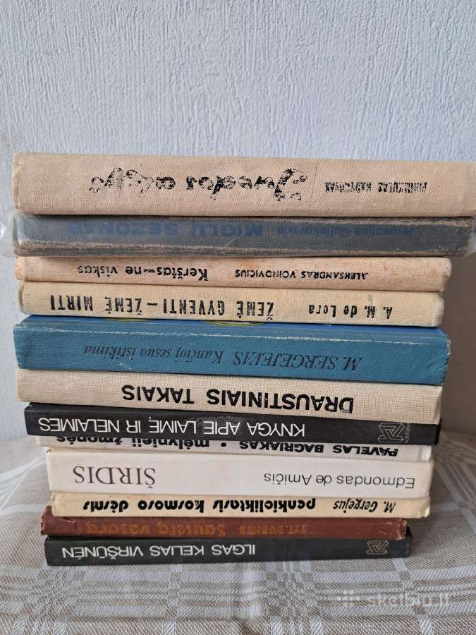 12 įvairių knygų