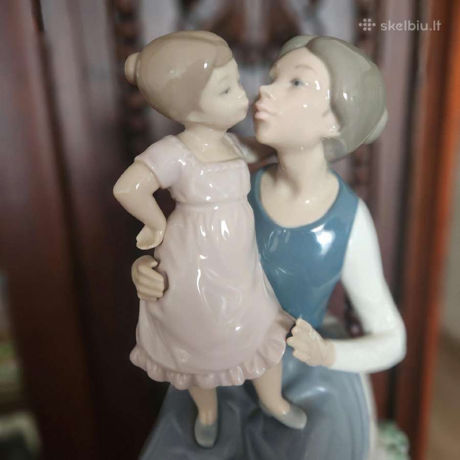 Nao statulėlė. Mama lepinanti dukrą - nuotraukos Nr. 2