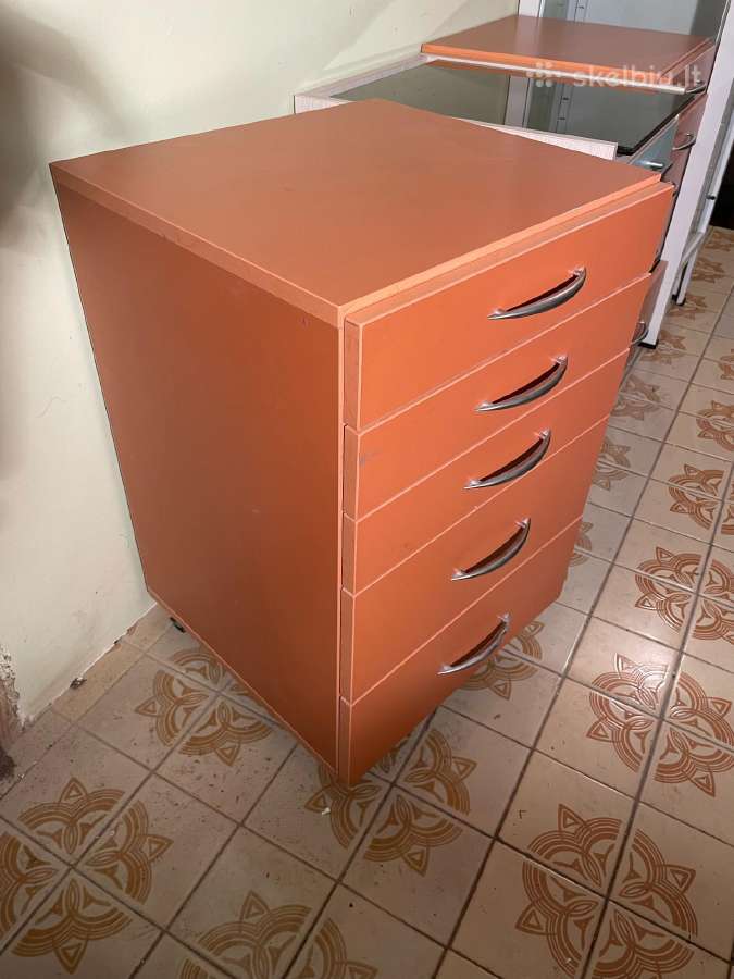 Spintelė ant ratukų su stalčiais