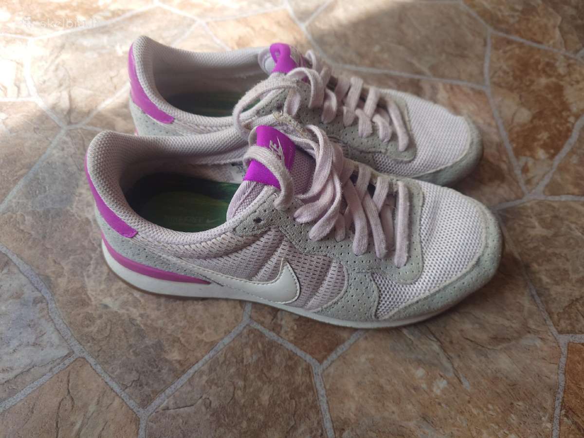 Moteriški sportiniai bateliai Nike.