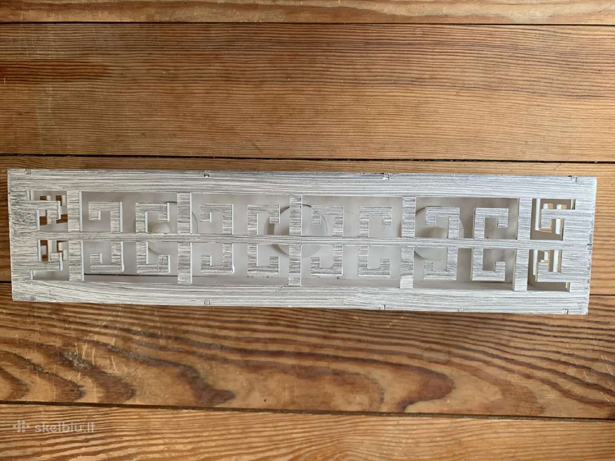 Interjero detalė su žvakių imitacija