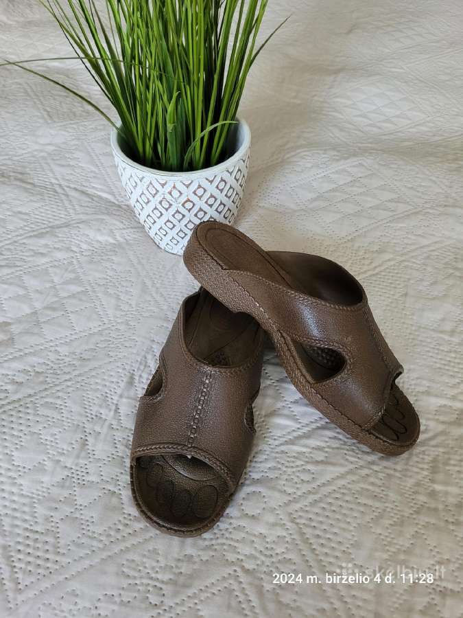 Vintažinės šlepetės sandalai 39 d.