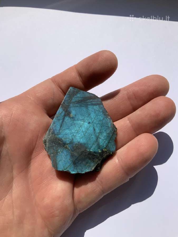 Labradorito akmuo, mineralas
