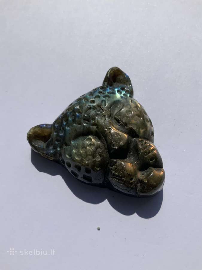Labradorito leopardo skulptūra, akmuo, mineralas.